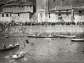 AGLOMERACION DE GENTE MIRANDO UNA EMBARCACION A LA ALTURA DEL MONUMENTO A MARI EN EL PUERTO DE SAN SEBASTIAN. (Foto 1/1)