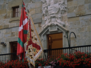 [Ikurriña eta Mairuaren bandera Udaletxeko balkoian jaietan]