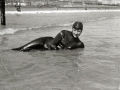 LA ARTISTA ELENA CORTESINA ENFUNDADA EN UN TRAJE DE BUCEO EN LA PLAYA DE LA CONCHA. (Foto 4/5)