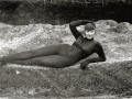 LA ARTISTA ELENA CORTESINA ENFUNDADA EN UN TRAJE DE BUCEO EN LA PLAYA DE LA CONCHA. (Foto 5/5)