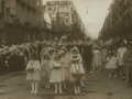 San Sebastián : niños en la procesión a su paso por la calle Urbieta