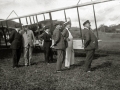 EL INGENIERO E INVENTOR DEL AUTOGIRO JUAN DE LA CIERVA EN EL CAMPO DE AVIACION  DE LASARTE. (Foto 2/2)