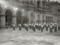 GRUPO DE JOVENES EJECUTANDO UNA TABLA DE GIMNASIA EN LA TERRAZA DEL AYUNTAMIENTO DE SAN SEBASTIAN. (Foto 2/3)