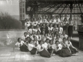 GRUPO DE JOVENES EJECUTANDO UNA TABLA DE GIMNASIA EN LA TERRAZA DEL AYUNTAMIENTO DE SAN SEBASTIAN. (Foto 3/3)