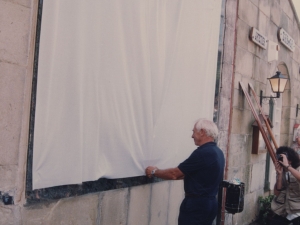 José Luis Ugarte descubre la placa colocada en homenaje a los remeros en la plaza Santiago