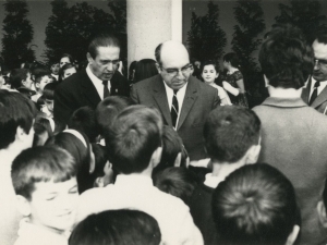 Autoridades conversando con los niños en la salida del colegio