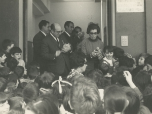 Autoridades conversando con los niños en la salida del colegio