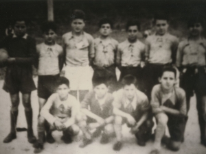 Grupo de niños con un balón de fútbol