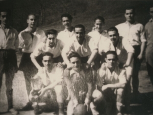 Equipo de fútbol con una copa