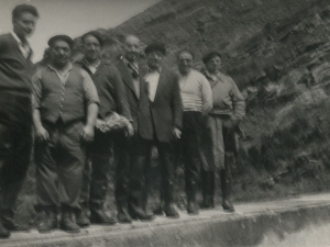 Grupo de personas posando en las instalaciones de aguas