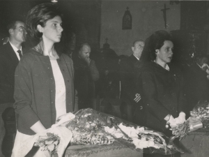 Asistentes a la misa celebrada en la iglesia de San Juan Bautista