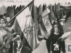 Desfile de las banderas subiendo la escalinata de acceso a la iglesia de San Juan Bautista