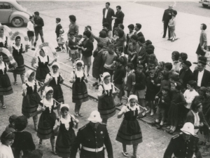 Llegada a la plaza de Santiago de unas jóvenes vestidas de poxpolinas, acompañando al desfile de las banderas hacia el Ayuntamiento