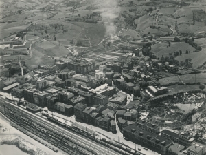 Fotografía aérea del ferrocarril y del distrito de Pasai Antxo