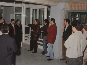 Antón Arbulu y el alcalde Xabier Portugal, entre otros, visitando las instalaciones del polideportivo de Pasai Donibane