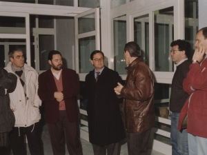 Antón Arbulu y el alcalde Xabier Portugal, entre otros, visitando las instalaciones del polideportivo de Pasai Donibane