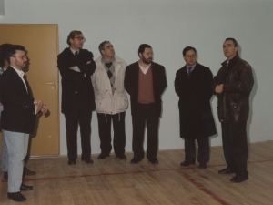 Antón Arbulu y el alcalde Xabier Portugal, entre otros, visitando las instalaciones del polideportivo de Pasai Donibane