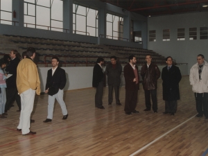 Autoridades visitando las instalaciones del polideportivo de Pasai Donibane