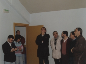 Antón Arbulu y el alcalde Xabier Portugal, entre otros, visitando las instalaciones del polideportivo de Pasai Donibane