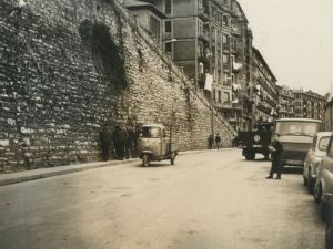 Muro de la iglesia parroquial Virgen del Carmen, y la casa de Euskadi Etorbidea, 25