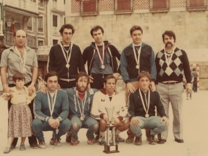 CD Millonarios. Campeón Temporada 1980. De pie, de izquierda a derecha, Xoto (entrenador), Taberna, Isasi, Gorostidi, Telex (preparador físico). Agachados, de izquierda a derecha, M.A. García, Cámara, Arrizabalaga y Lopetegui