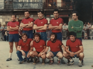 Equipo frente al bar Arkupe de la Plaza de Santiago