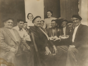 Grupo de hombres frente a un bar