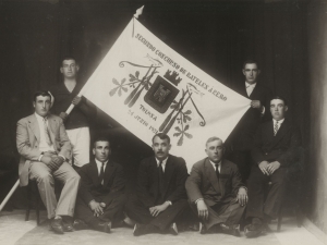 Remeros con la bandera del Segundo Concurso de Bateles a Remo (Tolosa). Sentados, de izquierda a derecha, José Cuesta Mancisidor (Joxe Mando)