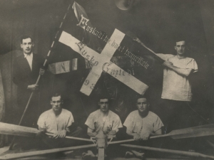 Remeros con la bandera del Campeonato de Euskadi de bateles (Eusko Gaztedi). Jesús Basurco, delegado Luis Azcarate, Juanito Macazaga, Lázaro Alzua, José Mari Mora