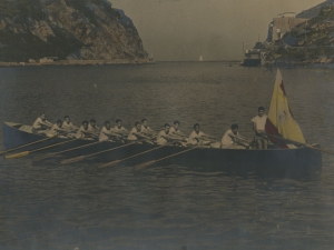 Bandera de la Concha. Tripulación. Babor; Florentino Legorburu, Manuel Echave, Leoncio Echarri, Joaquín Salaverria, Ignacio Echarri, Gabino Puy. Estribor; Ambrosio Dadié, Manuel Goicoechea, Félix Urtizberea, Lorenzo Garmendia, Ignacio Olloquiegui, José María Carrere, Juan Lasurtegui y patrón; José Angel Lujambio