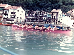 Campeones de la regata de la Concha de San Sebastián bogan en la trainera Erreka con la bandera en manos del patrón