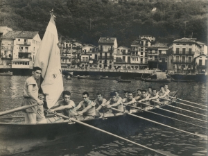 Campeones de la regata de la Concha de San Sebastián, bogan con la bandera en manos del patrón