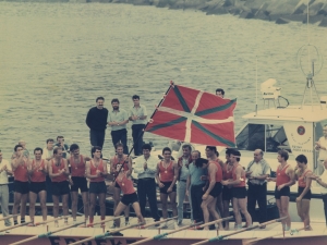 Los remeros de la trainera Erreka de Pasai Donibane ondean la bandera de Euskadi ganada en las regatas de Bermeo