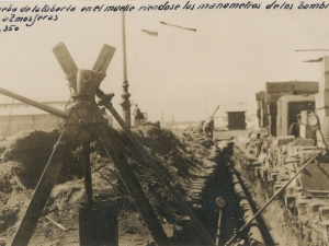 Prueba de la tubería en el muelle viéndose los manómetros de los Bombines a 9 atmósferas