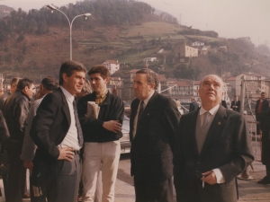 Autoridades durante la inauguración de la residencia de ancianos de Pasai San Pedro