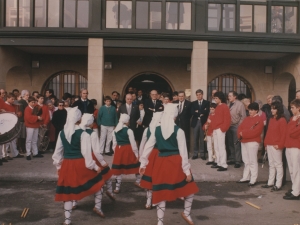 Aurresku a las autoridades durante la inauguración de la residencia de ancianos de Pasai San Pedro