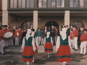 Aurresku a las autoridades durante la inauguración de la residencia de ancianos de Pasai San Pedro