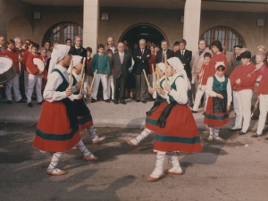 Makil-dantza a las autoridades durante la inauguración de la residencia de ancianos de Pasai San Pedro