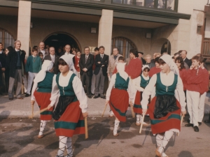 Makil-dantza a las autoridades durante la inauguración de la residencia de ancianos de Pasai San Pedro