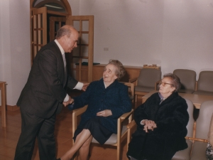 Imanol Murua, diputado general de Gipuzkoa, saludando a asistentes en la inauguración de la residencia de ancianos de Pasai San Pedro