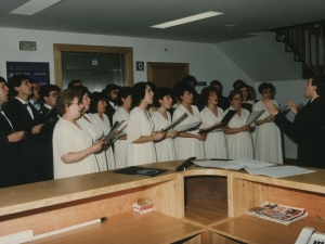 Actuación de coro en la inauguración de la residencia de ancianos de Pasai San Pedro