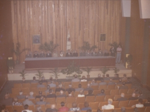 Autoridades en la mesa presidencial durante el acto