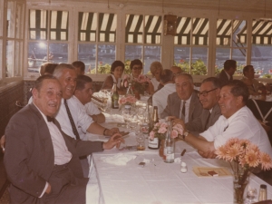 Autoridades charlando tras la comida