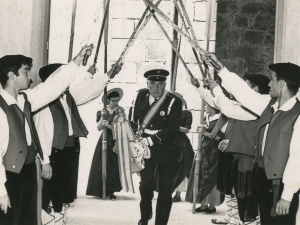 La bandera pasando bajo el arco de los dantzaris