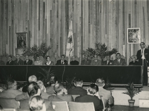 Autoridades en la mesa presidencial durante el acto