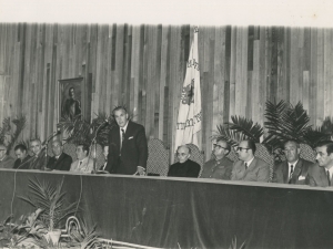 Autoridades en la mesa presidencial durante el acto