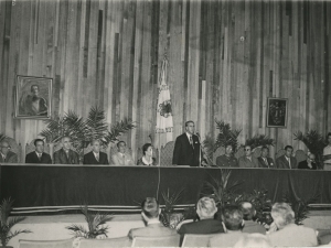 Autoridades en la mesa presidencial durante el acto