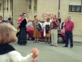 Grupo de personas, entre ellas un gaitero y una joven vestida con un traje tradicional gallego