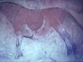 Pintura rupestre de un caballo pintado en negro y rojo en la cueva de Ekain