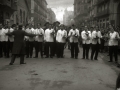 PARTICIPANTES EN UNA CARRERA DE CAMARERO DURANTE UNAS FIESTAS EN SAN SEBASTIAN. (Foto 2/7)